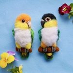 ふわふわシロハラインコの羊毛フェルトブローチ