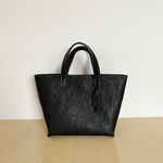 黒い革のトートバッグ　フォーマルバッグ　卒業式入学式にも　シュリンクレザー　シンプルバッグ