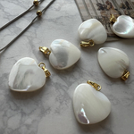ホワイトシェルのハートチャーム *2pcs(no.50302)