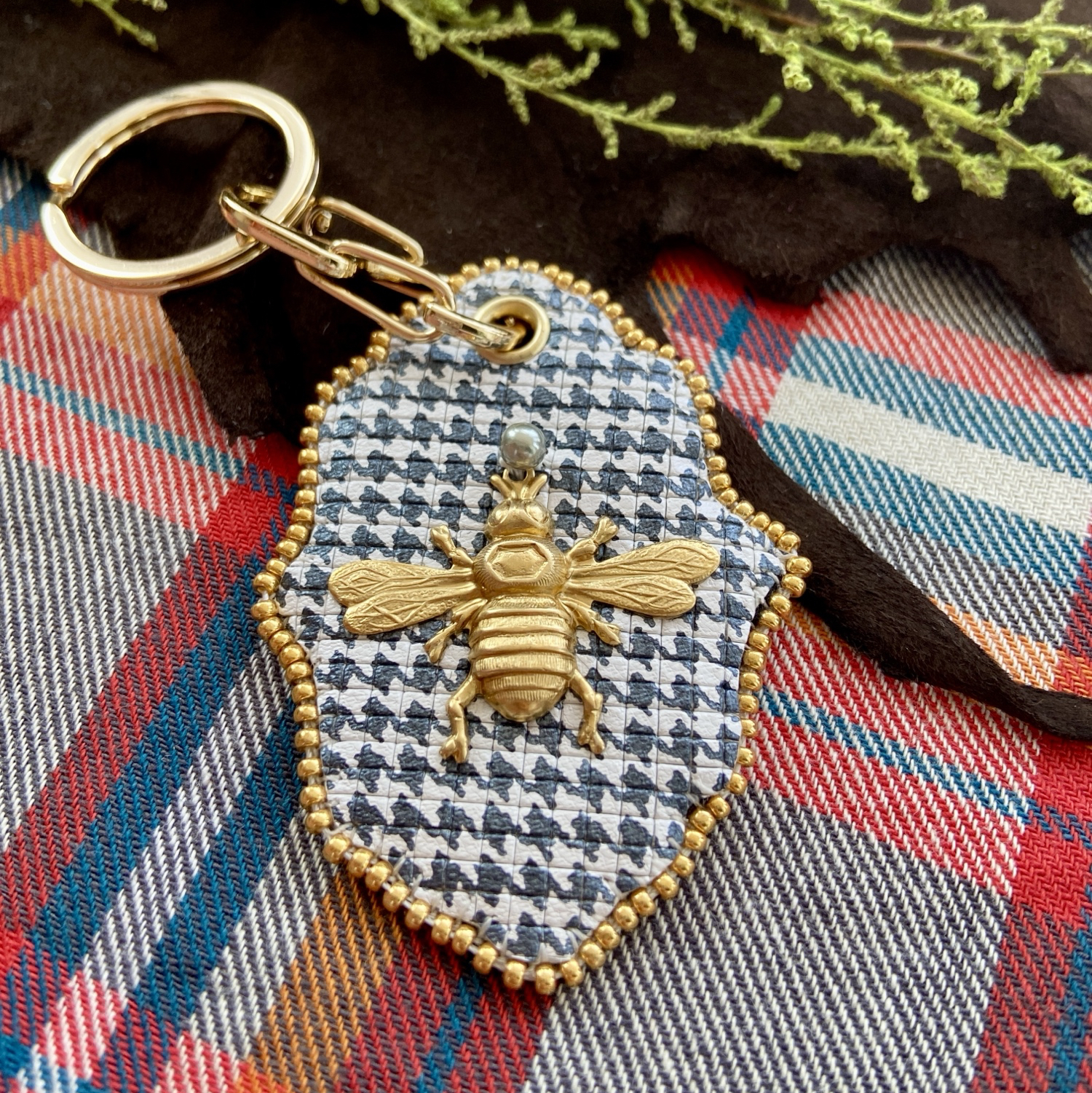 真鍮の蜂と本革のキーホルダー（千鳥格子） - Atelier N:Brooches by