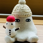 帽子をかぶって雪だるまを持ったメジェド様の置物