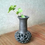 小さな透かし彫りの花器《花模様》