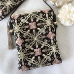 《再販》🥀大人気インド刺繍スマホポシェット　インド刺繍スマホポーチ　インド刺繍ポシェット　インド刺繍スマホポーチ　インド刺繍ポーチ　スマホポシェット　スマホポーチ　ポシェット　ブラック　タッセル付き