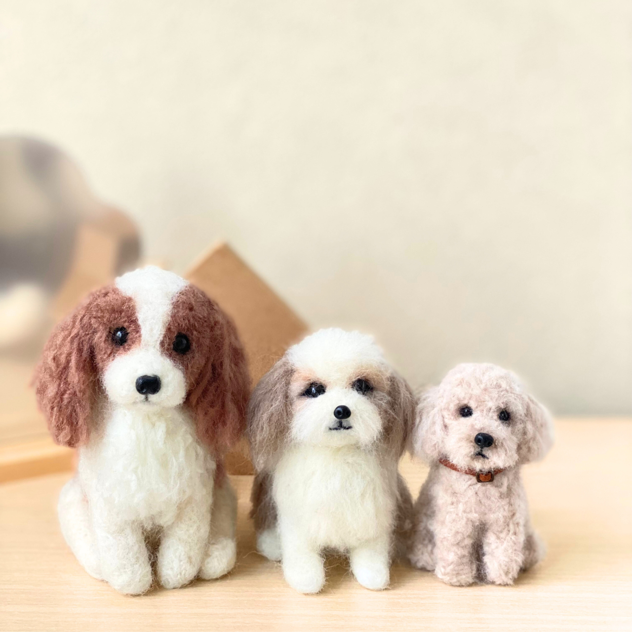 羊毛フェルトのおすわりキャバリア 犬のぬいぐるみ 羊毛フェルト