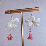 大きなお花とたっぷり天然石の春ピアス