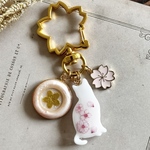 【白猫と桜キーホルダー🌸】ネコ レジン シーリングスタンプ  春 チャーム 桜 お花見