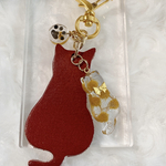 キーホルダー　猫　本革　赤　レジン　ミモザ
