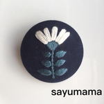 ☆刺繍☆くるみボタンのブローチ