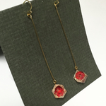 赤いお花のキューブロングピアス