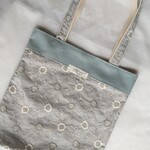 お花の刺繍レーストートバッグ　A4サイズ　ブルーグレー