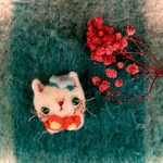 花ねこちゃんの欲しいもの羊毛ブローチNo.10  ( お洒落が好きで可愛い手袋をした花ねこちゃん)