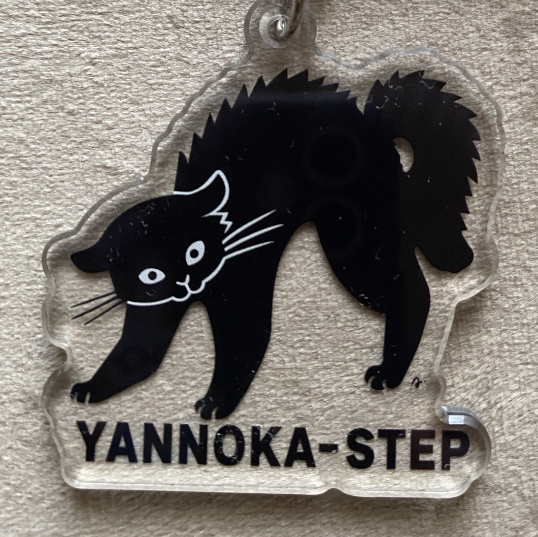 やんのか猫ちゃんアクリルキーホルダー - UWABAMI WORKS ウワバミ
