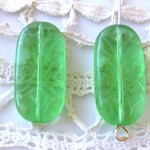 花の文様　明るい緑　チェコビーズCzech Glass Beads2個