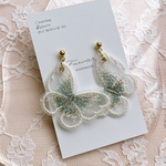 蝶々ピアス ／ イヤリング 🦋 【ホワイト】サージカルステンレスピアス ／ 樹脂ピアス ／ 金具交換無料　大人可愛い　ゴールド　蝶々　軽い　バタフライ 白　ホワイト