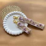 通常サイズ　ハンドストラップ　万能ストラップ　インド刺繍リボン　キーホルダー　ストラップホルダー　鍵ホルダー　カチューシャホルダー　フラワーパープル