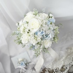ホワイトと淡いブルーのアーティフィシャルフラワーのクラッチブーケ　ウェディングブーケ　サムシングブルー　ガーデンウエディング　海外挙式　ウエディングフォト　大人ブーケ