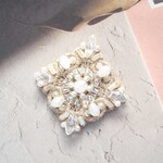 ビーズ刺繍ブローチ（モチーフレースブローチ/真っ白ブローチ/フォーマル/パールブローチ/入学/卒業）