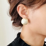 25mm キスカ 大ぶりコットンパールのシンプルピアス/イヤリング　◆フォーマル　結婚式　卒業式　成人式　着物　大きい
