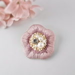 桜色の花刺繍ブローチ（ピンク）ビジュー・コットンパール