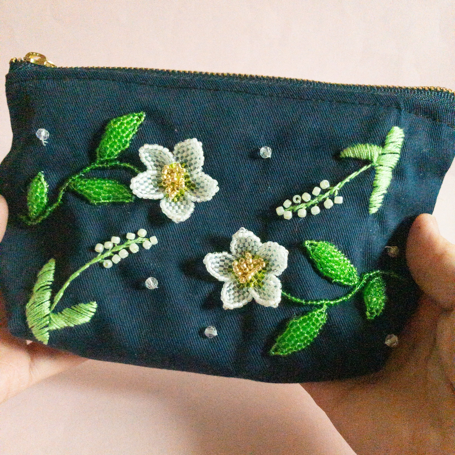 クリスマスローズのビーズ刺繍ポーチ