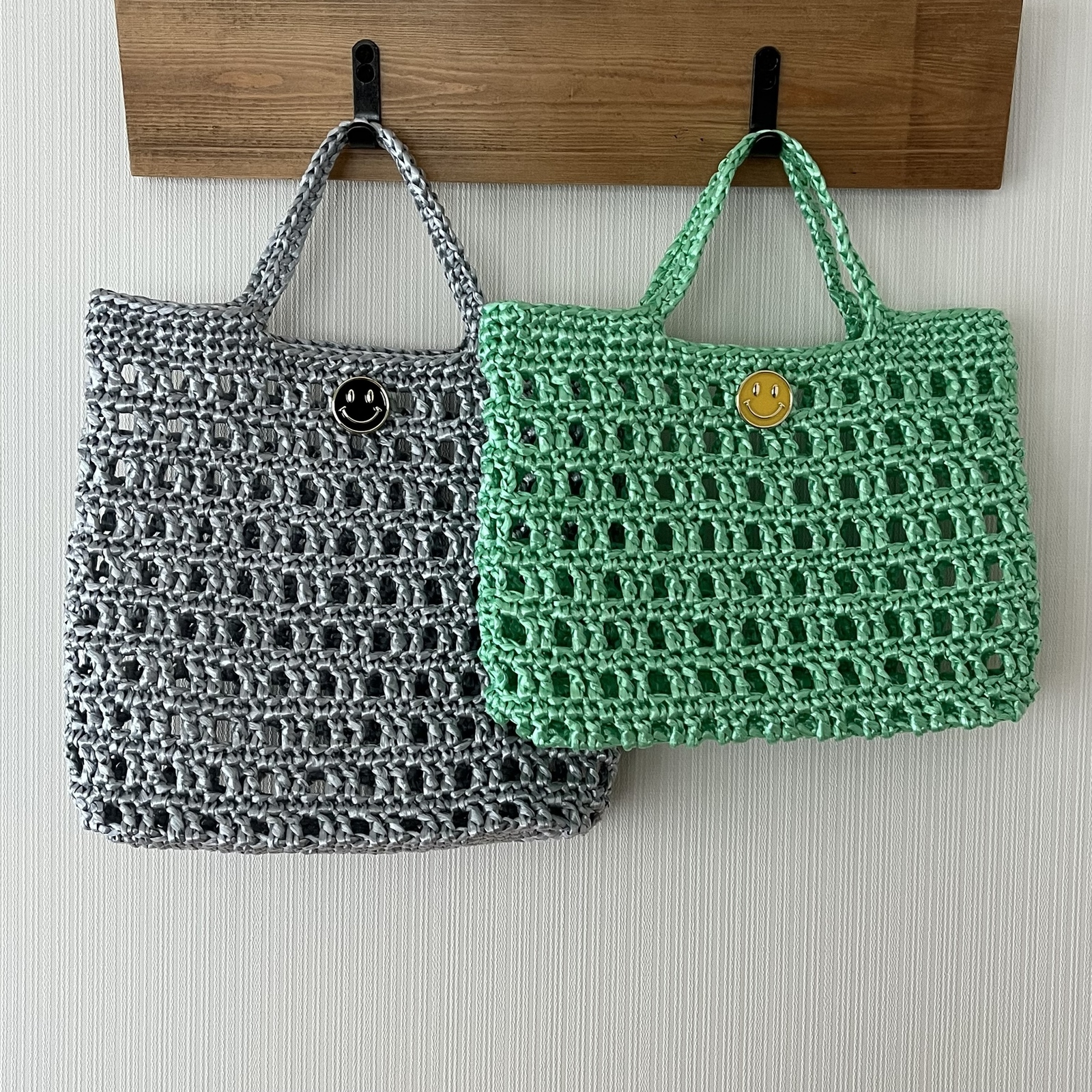 ビニールひものワンハンドルバッグメッシュバッグ、かごバック風 白いビニールひものカゴバッグ☆メッシュ、お花のチャーム - KAZU