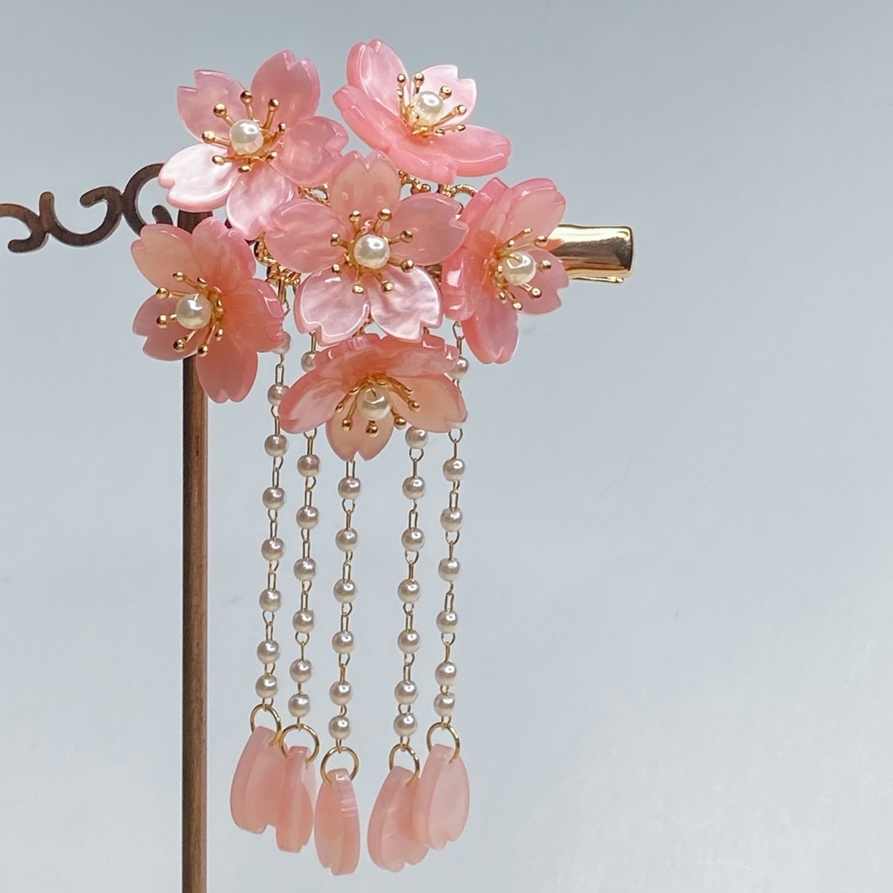 新色】桜花玉のヘアクリップ 桜吹雪下がり付き - メノ工房 GALLERY