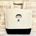 ゆるいイラストのクロスステッチ刺繍のトートバッグ（黒髪おかっぱ頭さん）