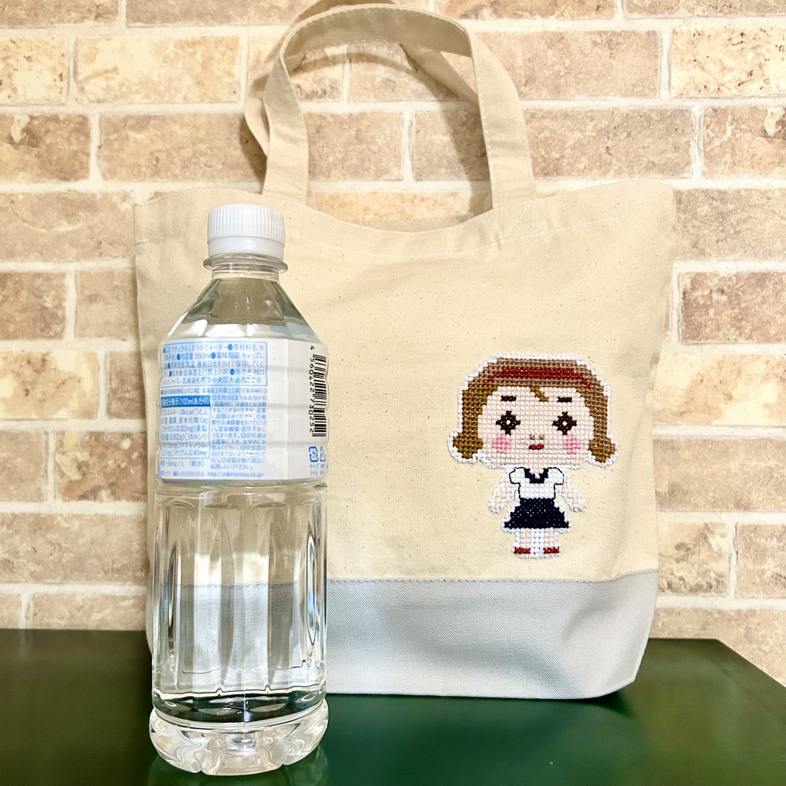 ゆるいイラストのクロスステッチ刺繍のトートバッグ（ヘアバンドさん