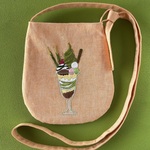 オレンジ綿麻のスマホショルダー　抹茶パフェの手刺繍　抹茶パフェ　手刺繍　刺繍　ポシェット　サコッシュ　携帯入れ　携帯バック　ハンドメイド　スイーツ刺繍　スイーツ　パフェ刺繍　抹茶　オレンジ色　ギフト