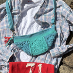 手編みボディバッグ/グラニースクエアの花モチーフ/ターコイズブルー／斜め掛け