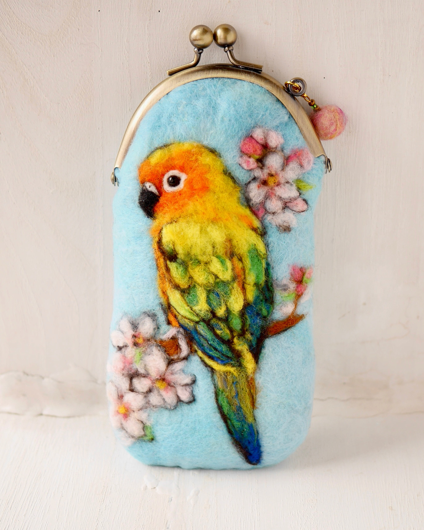 コガネメキシコインコと桜の羊毛フェルトがま口