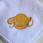 なまず刺繍のハンカチタオル（白地に黄）