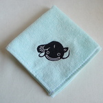 なまず刺繍のハンカチタオル（水色）