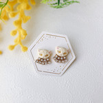 猫ピアス （イヤリング）　ホワイト猫ビジュー盛り　〜 あなたの耳元に愛らしさを 〜