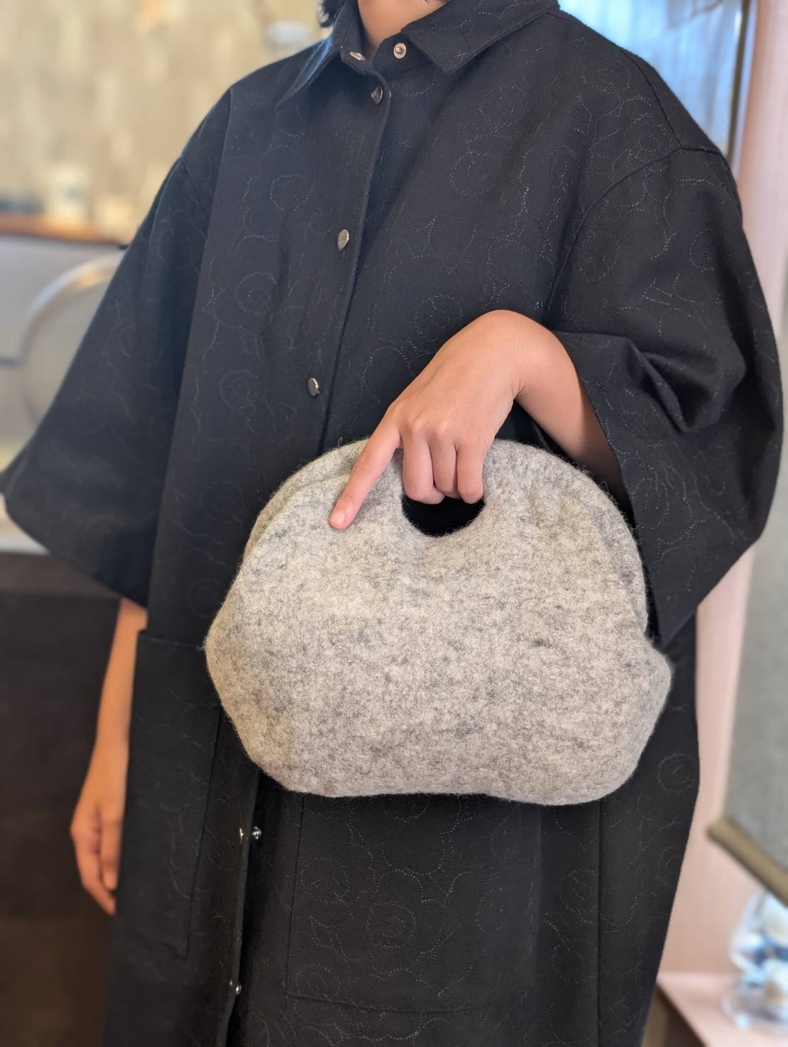 パカッと羊毛フェルトバック（持ち手（丸）・アルミバネ口バック）グレー24cm