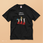 「CHILL FRIENDS_推し活するネコたち」コットンTシャツ/送料無料
