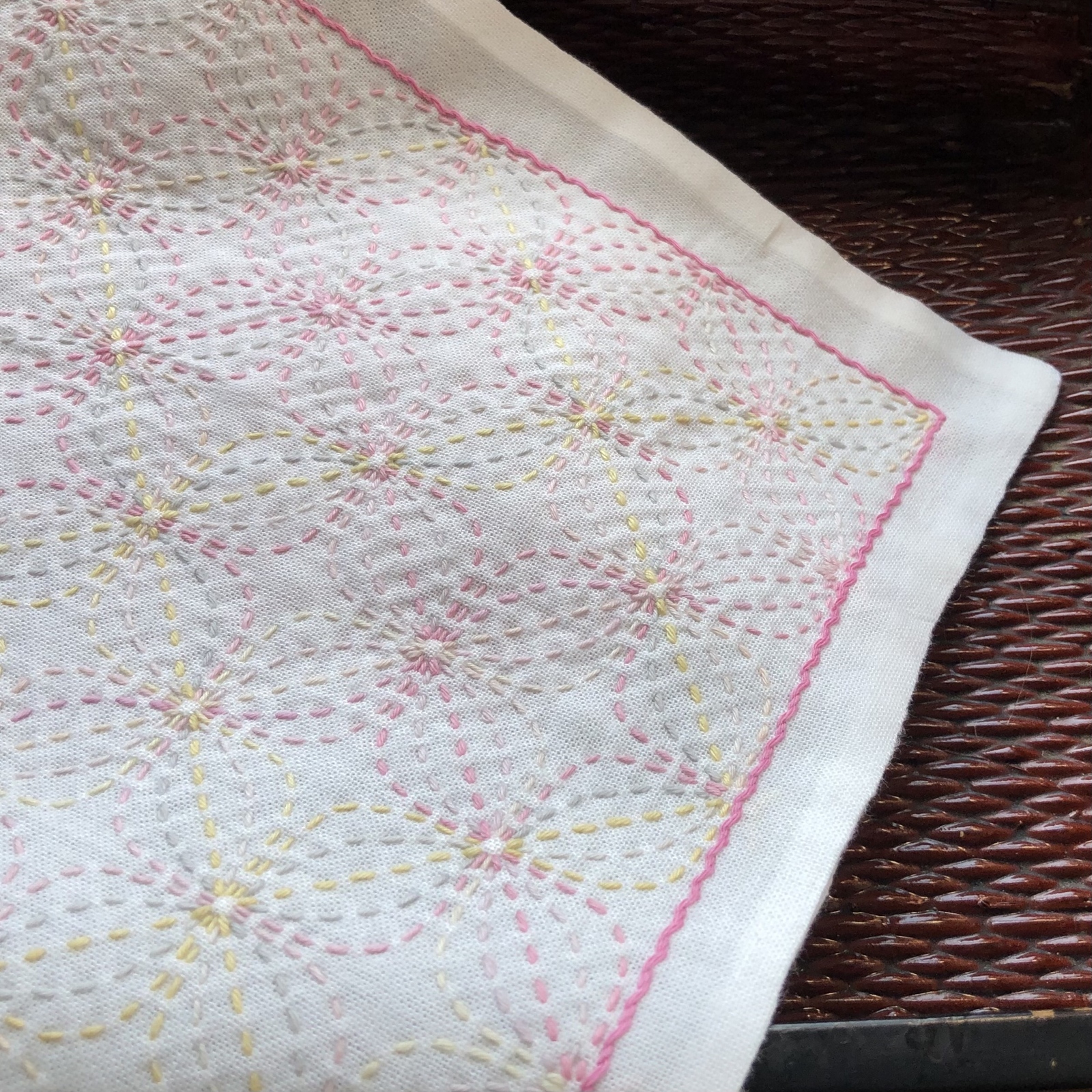 mari刺し子ふきん(ミニミニ) 青、黄、ピンク、紫系の色糸を使って作ったミニふきん🌸3色糸を