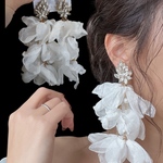 ピアス、イヤリングが主役！花嫁様にぴったりな大ぶりホワイトタッセルピアス、イヤリング　シフォンピアス　シフォンイヤリング　ブライダルピアス　ブライダル　結婚式　ウェディング