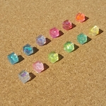 小粒なキューブピアス…虹
