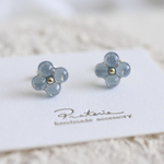 プチフラワーのレジンピアス/イヤリング　春色ブルー〈受注制作〉