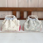リネンが可愛い♡三角マチのミニ巾着 〜 ほのぼの白猫とさくらんぼ アイボリー ブルー