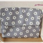 キッズ用ラミネート横長ショルダーバッグ（レインコートバッグ）☆グレーお花柄