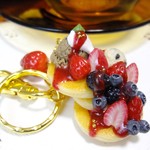 いちごとブルーベリーのパンケーキのキーホルダー♪