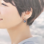 蓄光ブルー×ライトブルー蛍ガラスとリーフのピアス（シルバー）