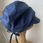 ネイビーの大きな水玉キャスケット