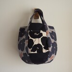 【SALE】北欧風　フラワー ブルー系　前ポケット　 ６枚はぎころんバッグ　　Ｓサイズ　リネン　紺