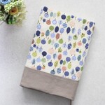 四六判サイズ布製ブックカバー  北欧柄／小さな森とおうちが描かれたブルーの切り替え／本の厚みでサイズ調整可能ずれにくい／しおりつき／プレゼント にも   