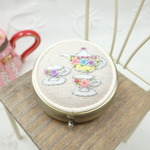 花刺繍のアクセサリーケース　(アンティークなティーセット）