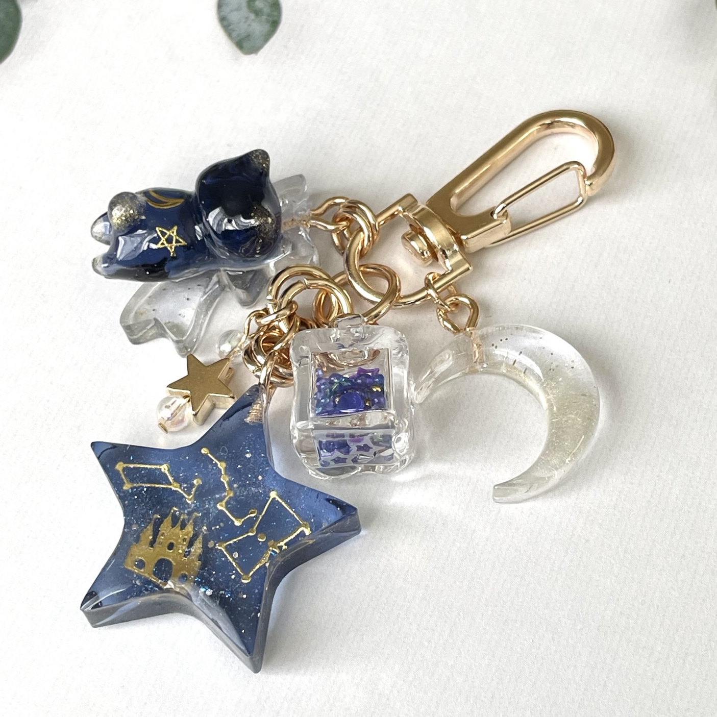 ☆秋の夜空を見上げる猫☆～紅葉狩り～　他レジンキーホルダー計5点 作家のためのレジン 紅葉とネコのキーホルダーを作ろう - YouTube