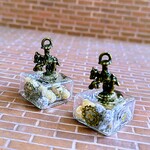 シュガードーナツボールの入った木馬の乗ったガラスポットのイヤホンジャック